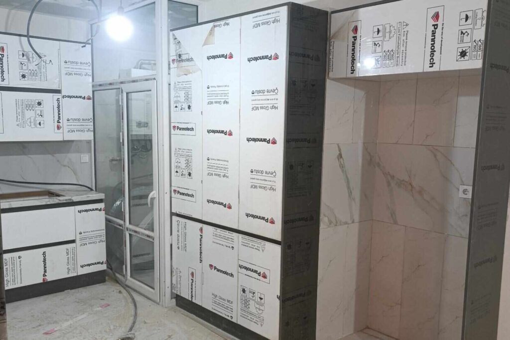 کابینت هایگلاس رنگ سفید توسط دکو شاهان