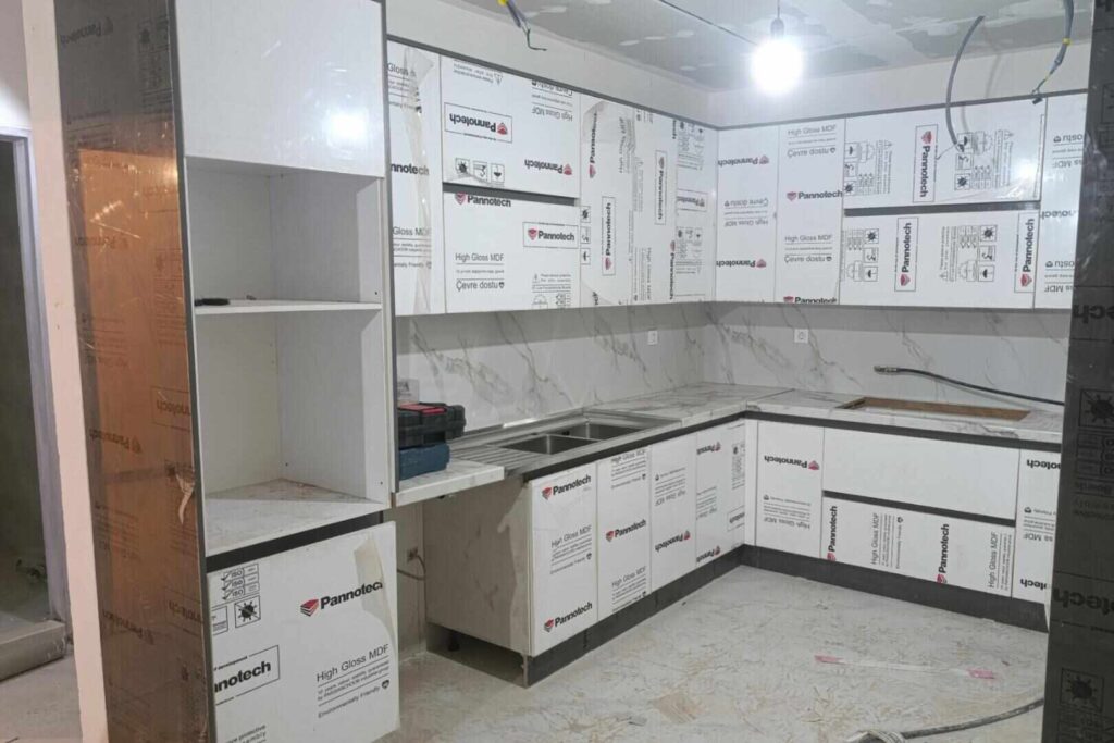 اجرای کابینت هایگلاس در دکوشاهان